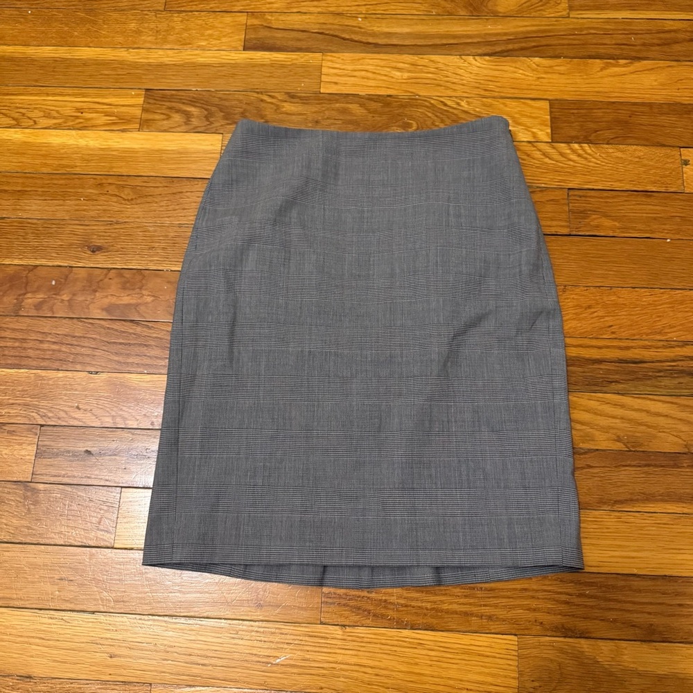 Gray Glen Check Pencil Skirt for Work with Fitted Silhouette and Knee Length